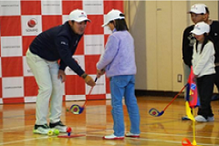 子供たちにゴルフを教える金谷プロ