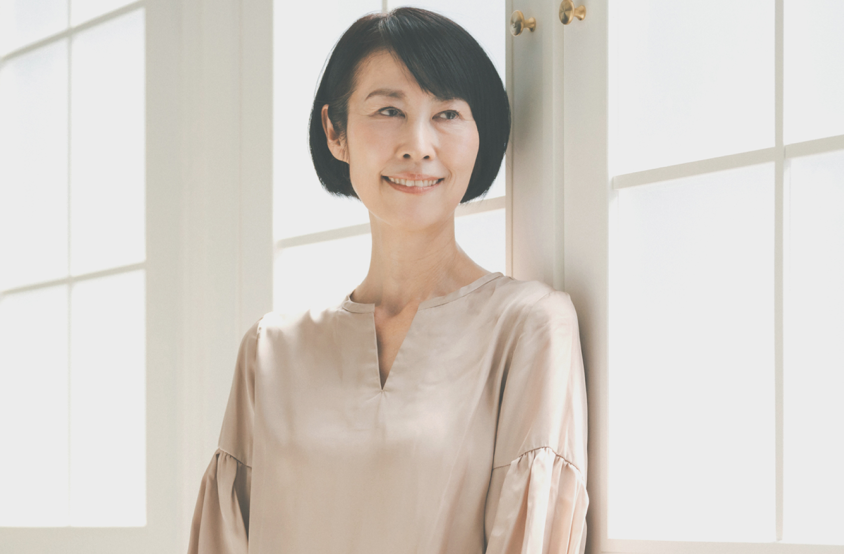 窓際でほほ笑む子宮体がん経験者のAさん