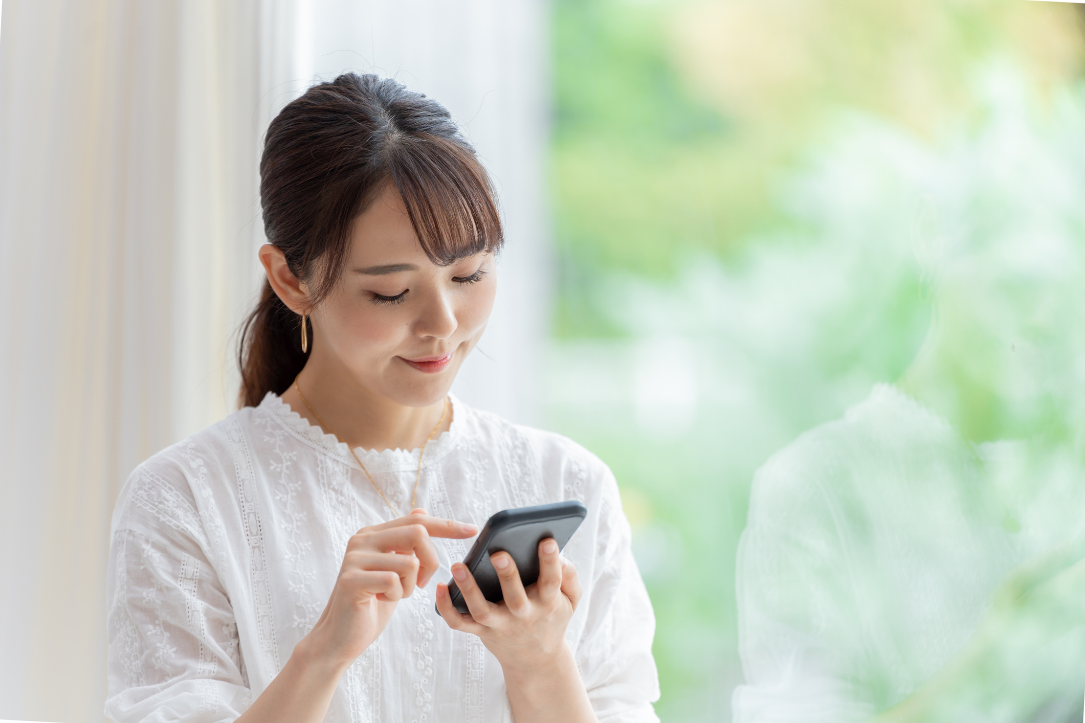 スマホで検索する女性