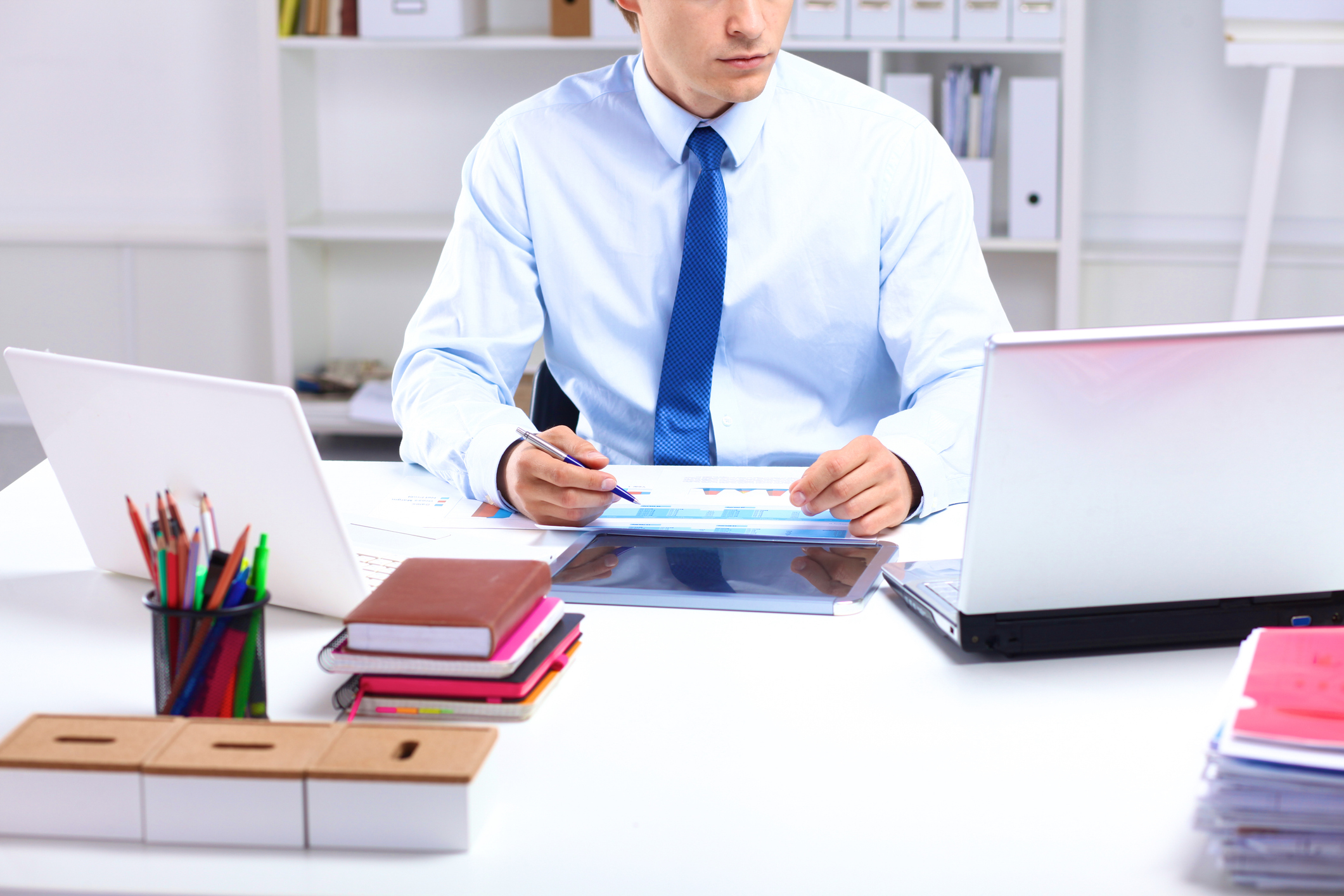 パソコンに向かう男性社員