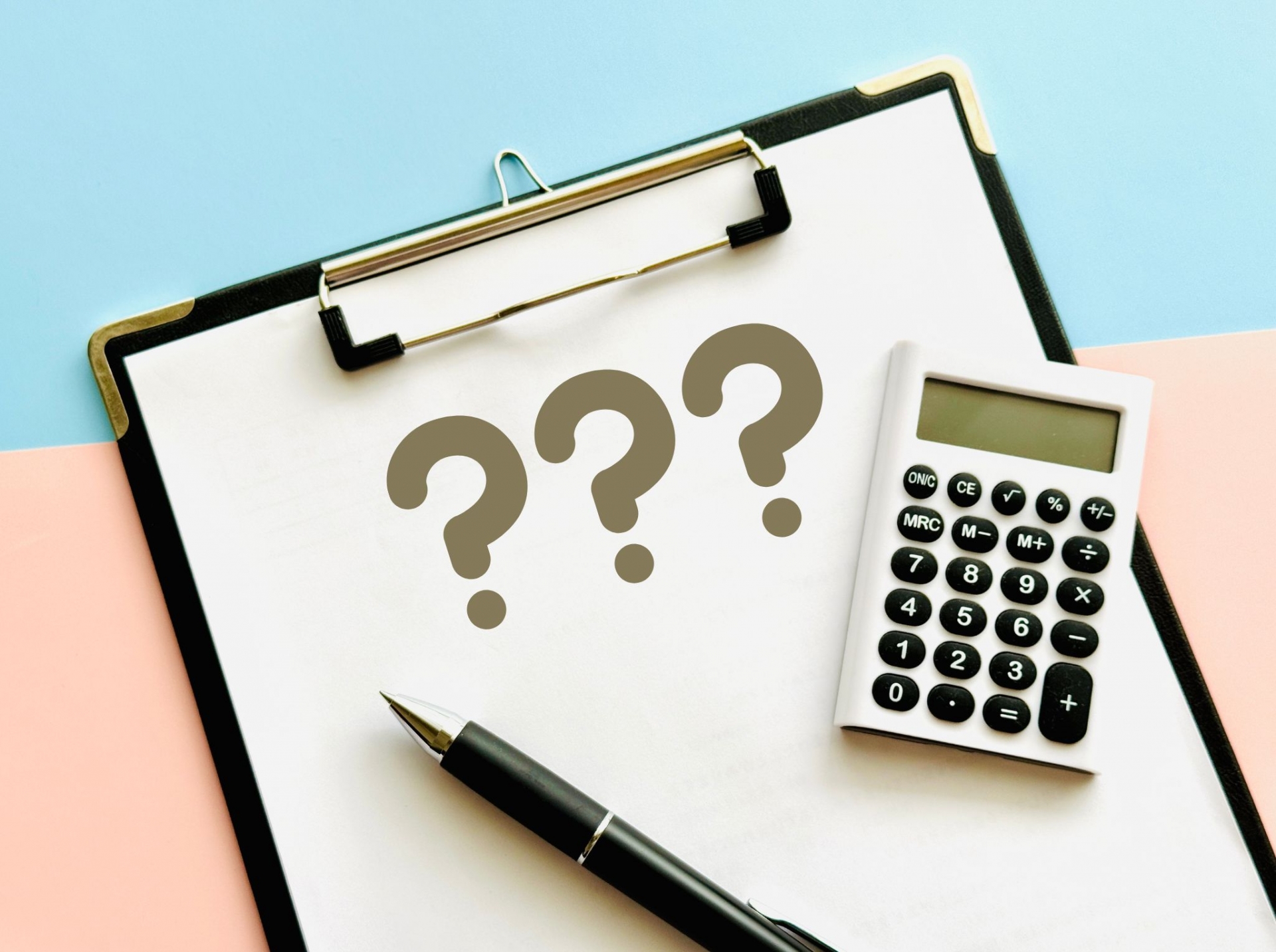 電卓とバインダー