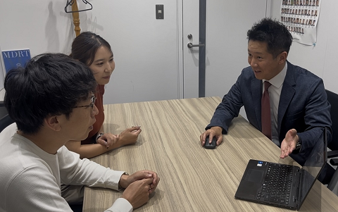 保険の商品説明の様子